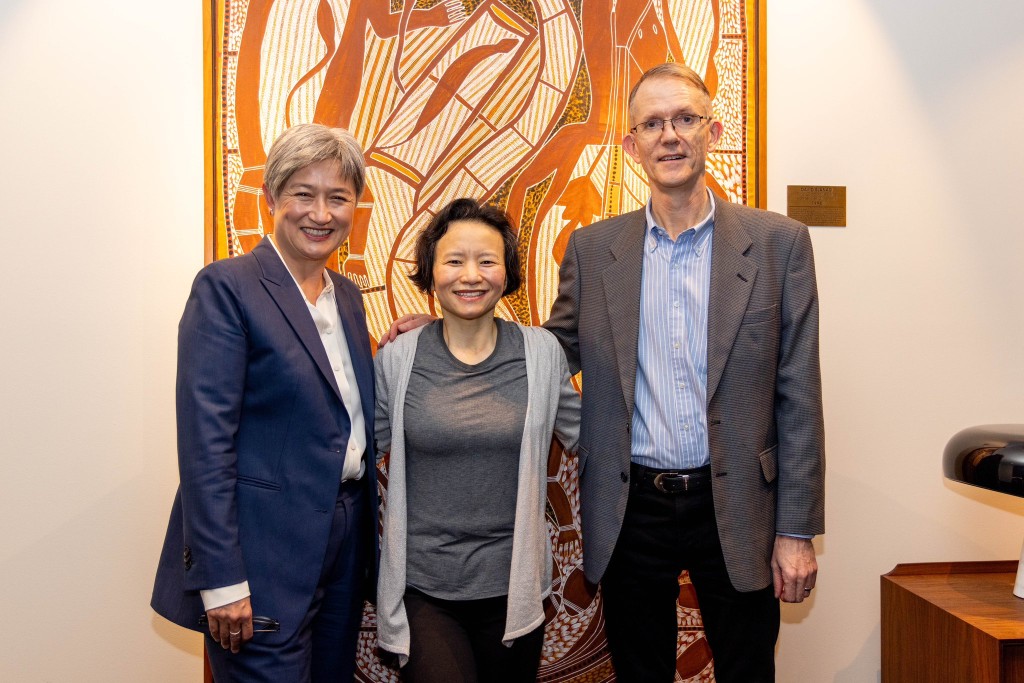  （左起）黃英賢、成蕾與澳洲駐北京大使傅關漢（Graham Fletcher）在墨爾本機場合照。 X@SenatorWong