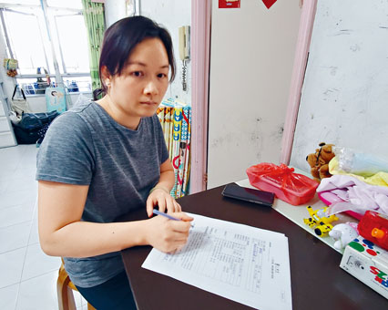 ■顏妻簽收「仁愛堂」二萬元善款。