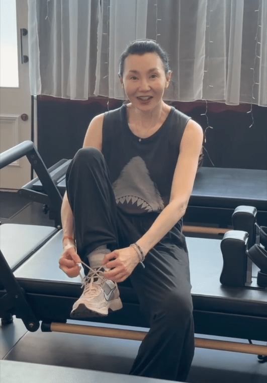 張曼玉除下墨鏡和帽，展現最真實的一面。
