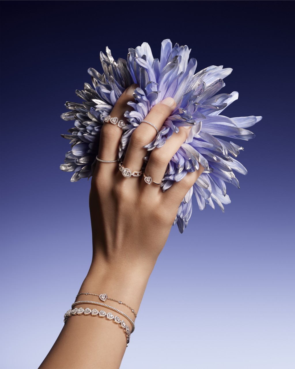 送贈結合黃金與鑽石的珠寶首飾最能表達心意，以心形設計的Joy Coeur、Move Solitary、Skinny指環及手鏈等，可隨心拼搭。（約$20,000起/Messika）