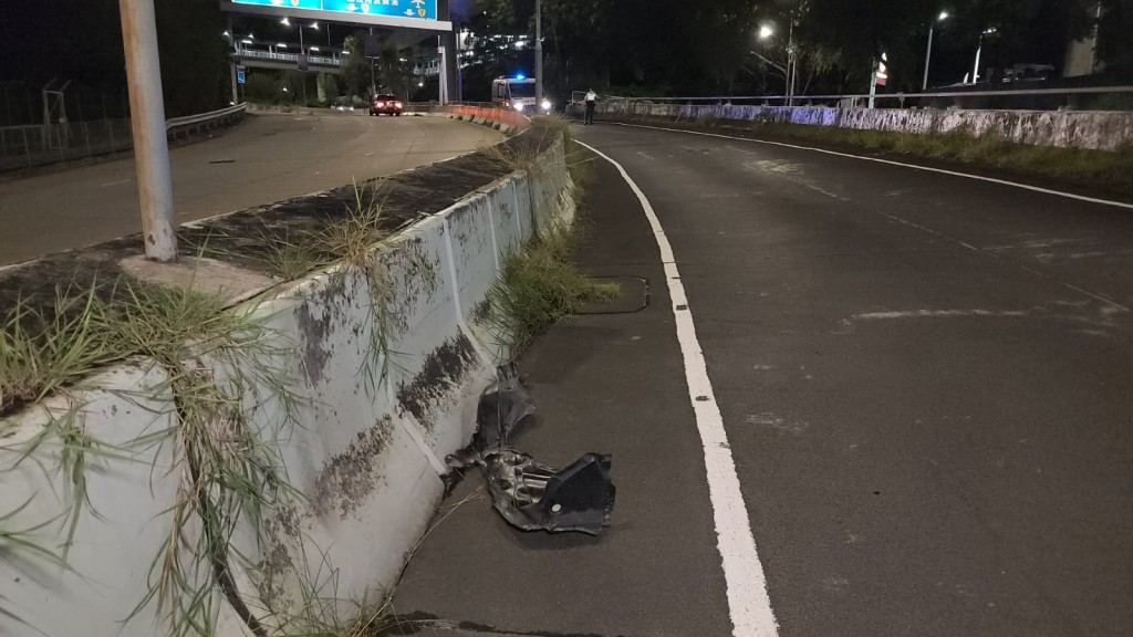的士右邊車頭損毀，部分泵把飛脫，零件散落一地。黎志偉攝