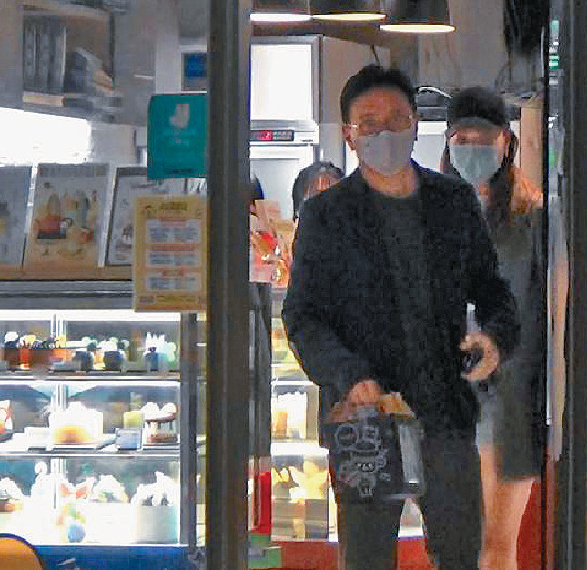 出街唔拖手買蛋糕有默契 鄒世龍同太太老夫老妻式拍拖