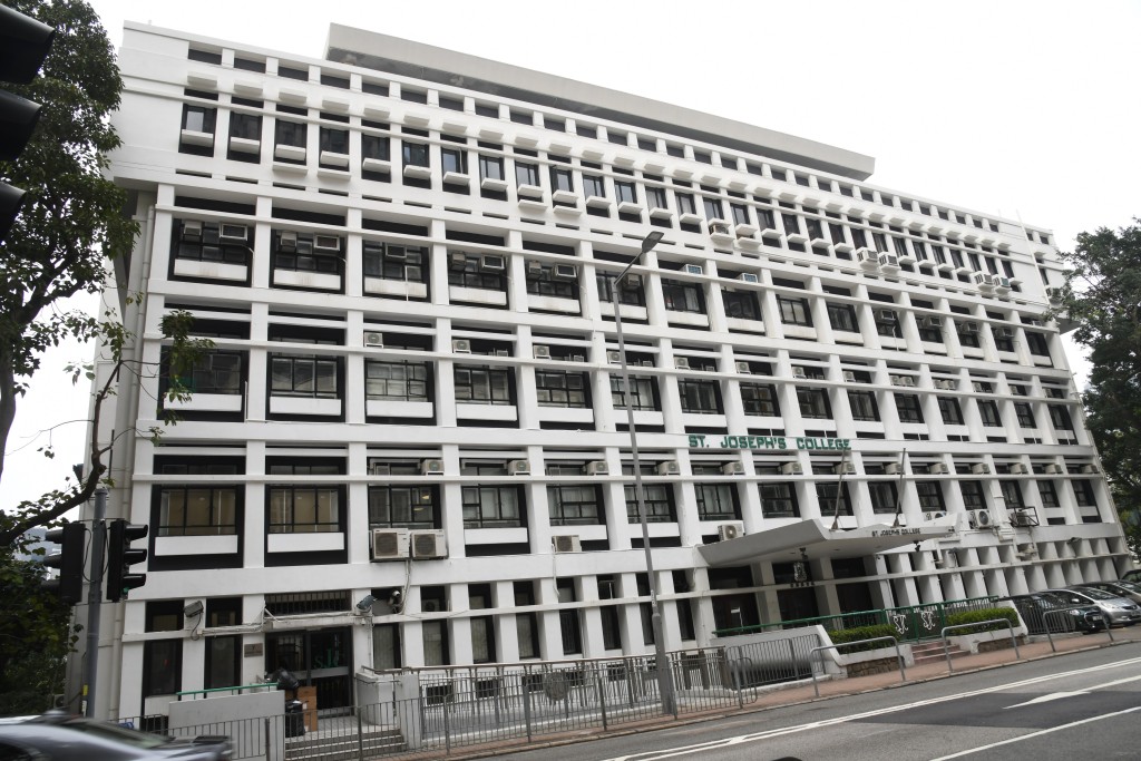 個別學校於今年「叩門」階段只設筆試，包括聖若瑟書院及九龍華仁書院。