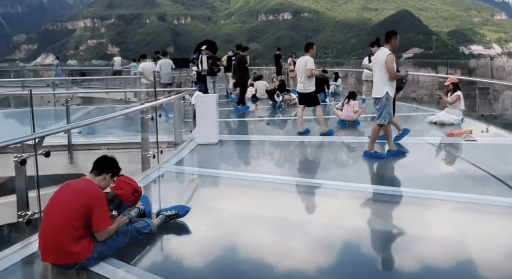 祥雲觀景台，遊客眾多。資料圖