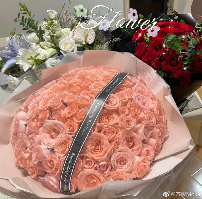 方媛愛收花。