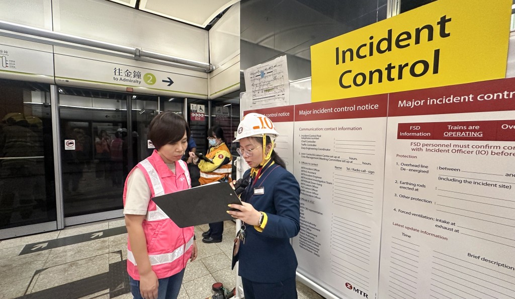 港鐵公司副總監-車務營運及本地鐵路李婉玲(左)到場視察及聽取港鐵人員匯報演習情況。 港鐵公司副總監-車務營運及本地鐵路李婉玲(左)到場視察及聽取港鐵人員匯報演習情況。