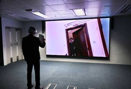 廉署研發訓練系統「實戰易」，透過VR技術進行實境訓練。蘇正謙攝