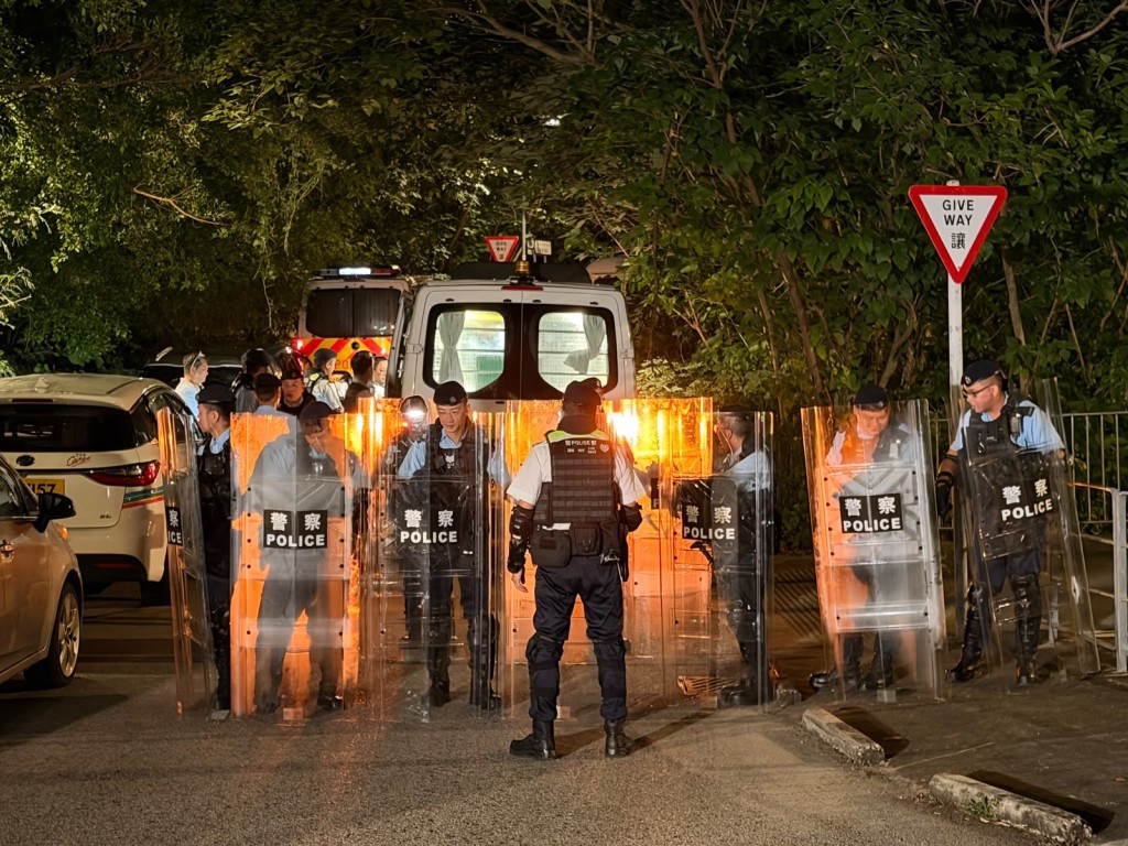 警方严阵以待。
