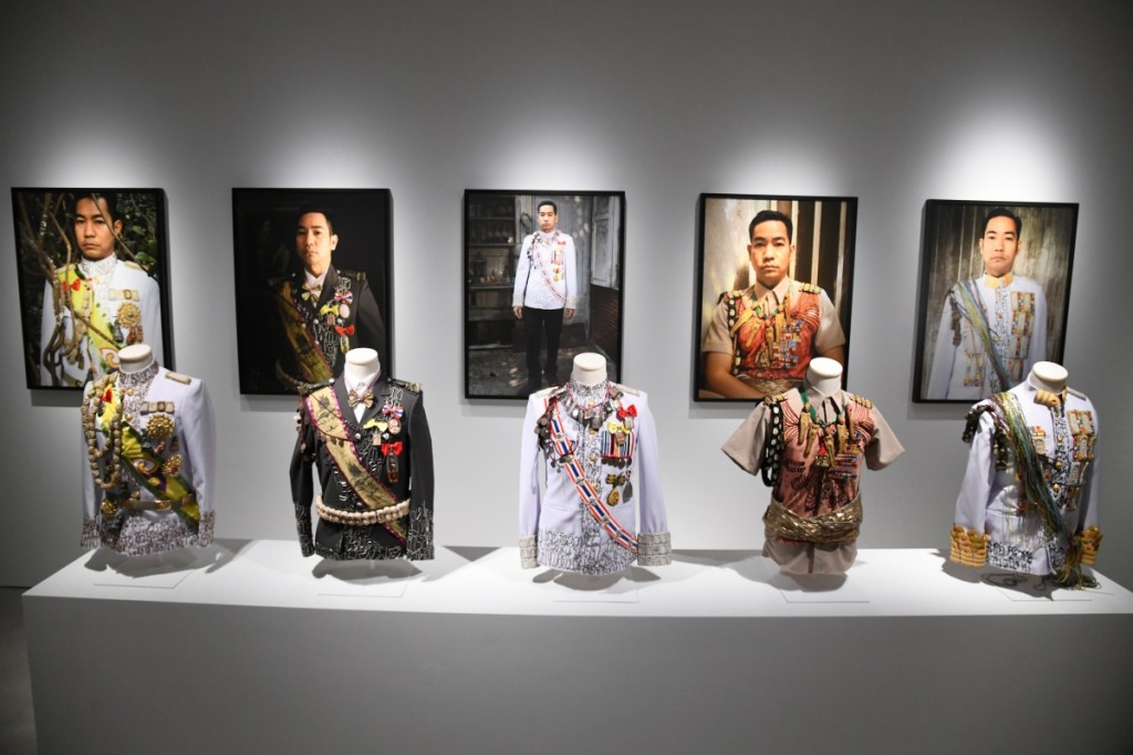 泰國家庭會將尊敬的人之肖像掛在家裡，藝術家參照傳統粉墨登場，自拍多幅肖像