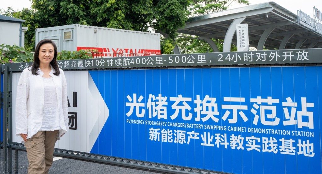 民建聯葛珮帆等人日前到深圳考察電動車充電設施。