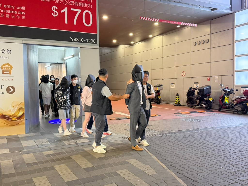 行動中,警方共拘捕9名男女。 行動中,警方共拘捕9名男女。