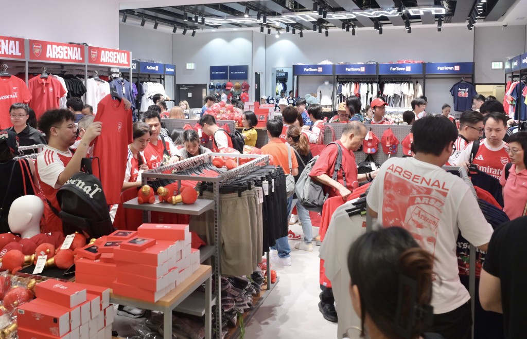 位於啟德零售館二期的運動紀念品商店人頭湧湧。 位於啟德零售館二期的運動紀念品商店人頭湧湧。