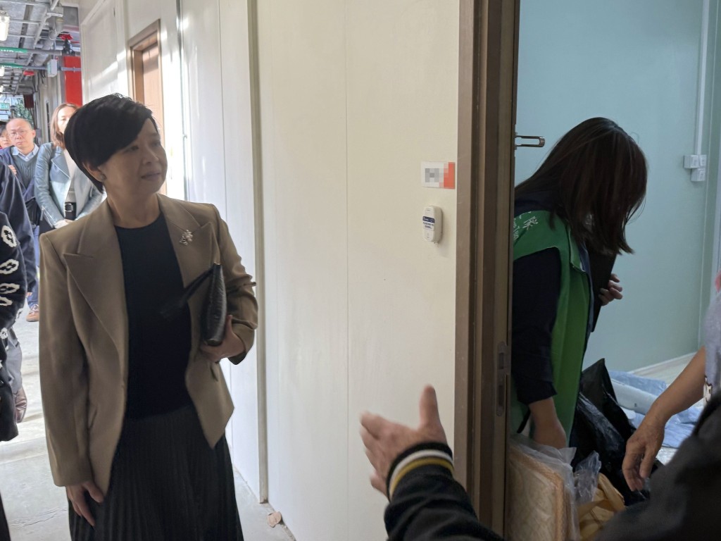 有見大埔區的過渡性房屋項目即將住滿，接下來會協助安排有需要居民入住於北區（有80個單位）及元朗區（約500個單位）的過渡性房屋項目。