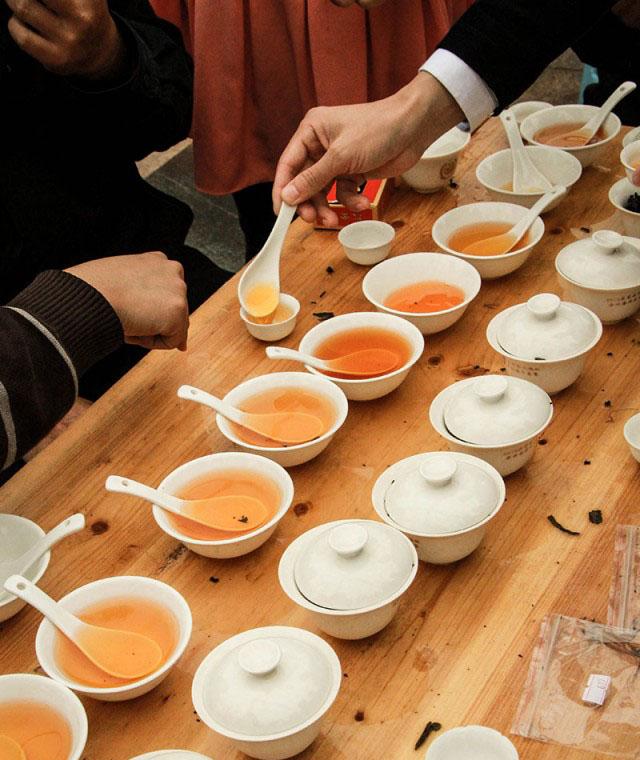 據《茶錄》記載，生產貢茶的建安，每年都會舉行鬥茶盛會，通過觀色、嗅香、品味，分辨茶品高低。