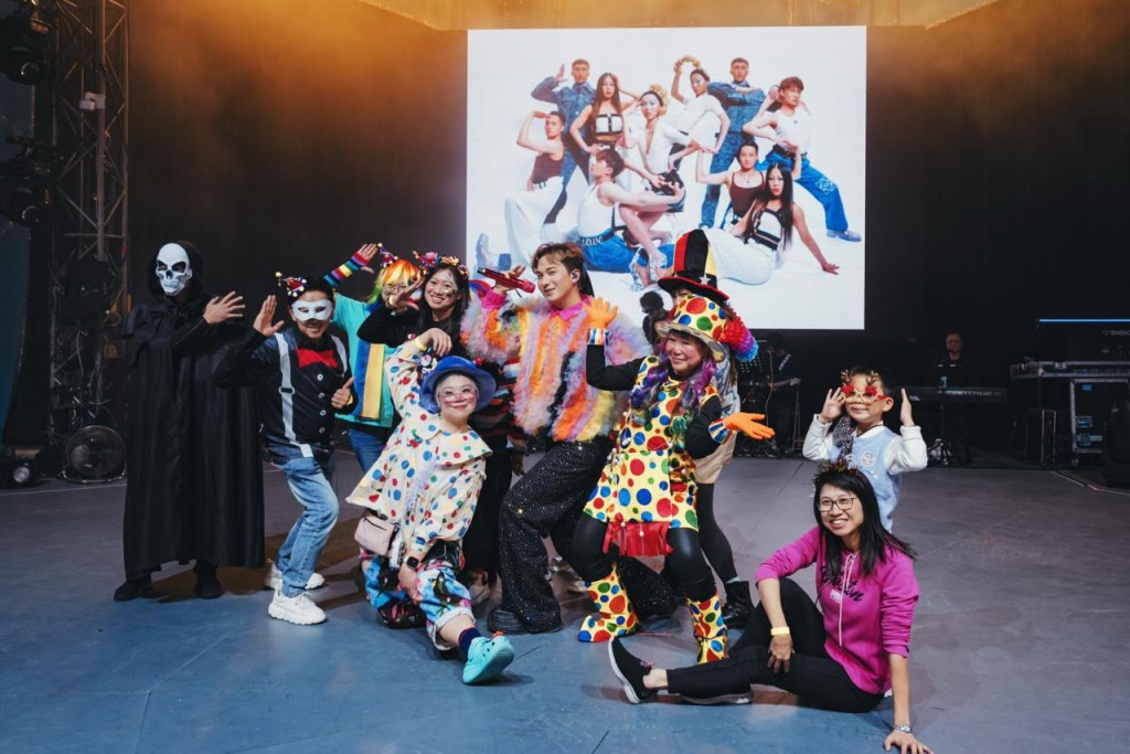 現場不少吉S粉以小丑、馬戲團人物打扮示人，與吉吉擺pose影大合照。