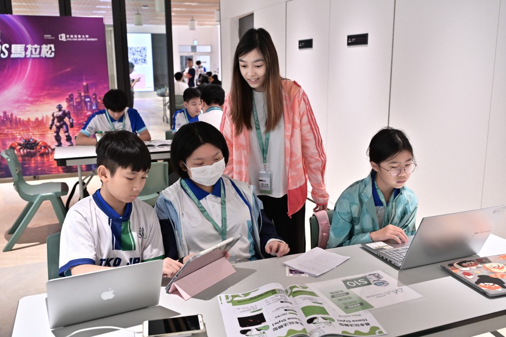 浸會大學學生大使帶領少訊會員討論AI參賽作品。