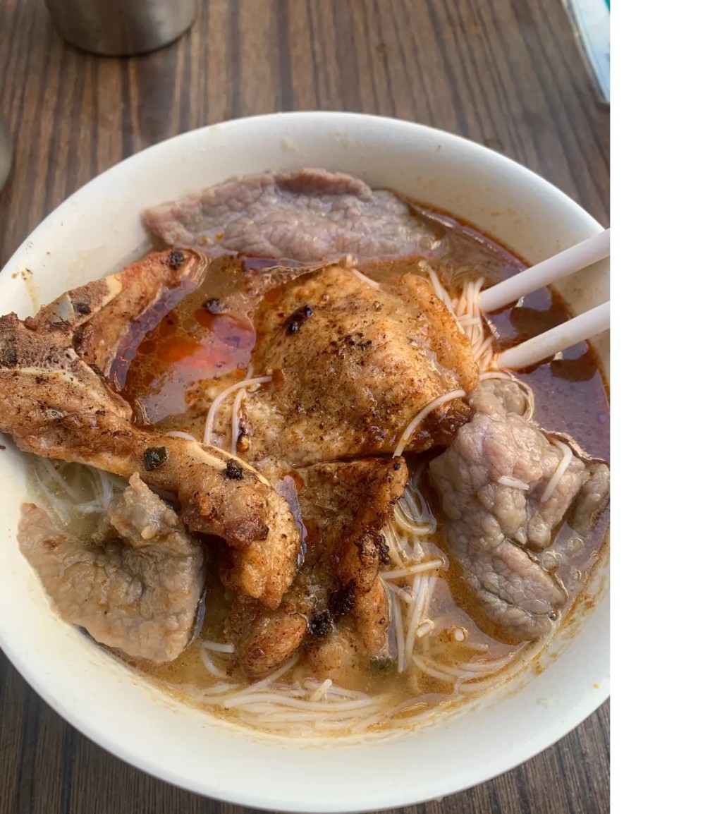 「根記」大牌檔的豬扒麵深受食客愛戴。 「根記」大牌檔的豬扒麵深受食客愛戴。