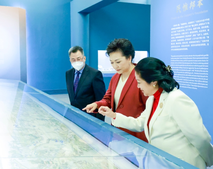 彭麗媛與菲律賓總統夫人麗莎共同參觀國家博物館。新華社圖