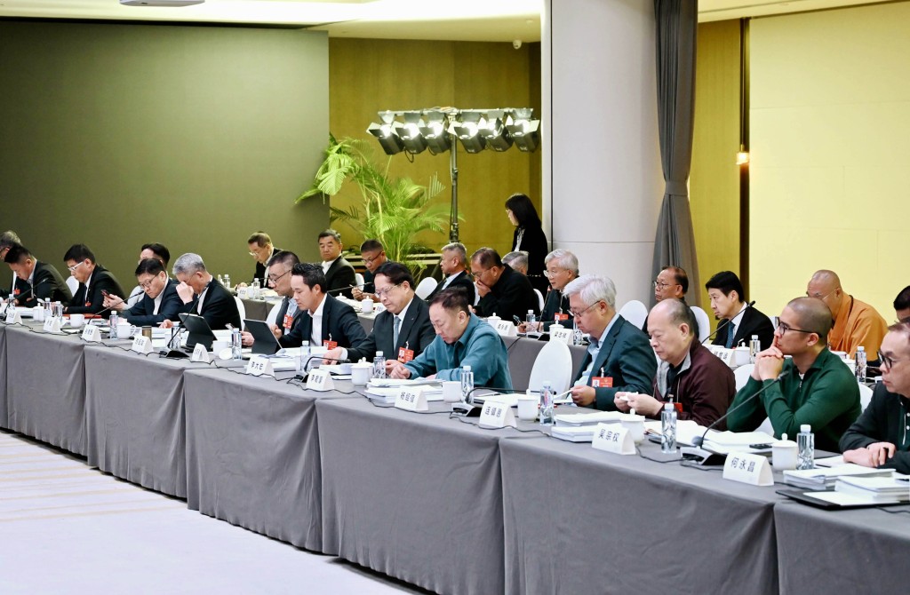 港區政協於駐地港澳中心分組開會，審議政協常委會工作報告等。