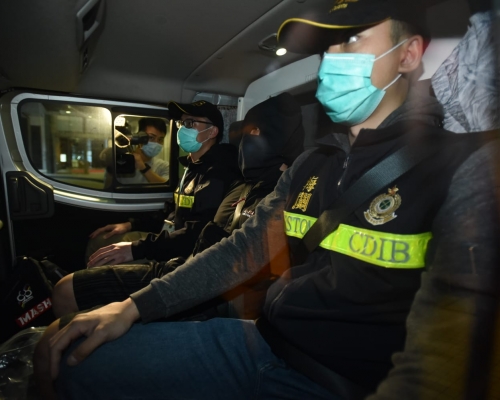 海關拘捕男子