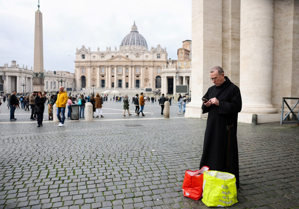 教宗在梵蒂岡聖伯多祿廣場主持例行彌撒前，一名意大利男子在關卡接受例行檢查時，隨身攜帶的袋中竟被搜出一把刀。路透社