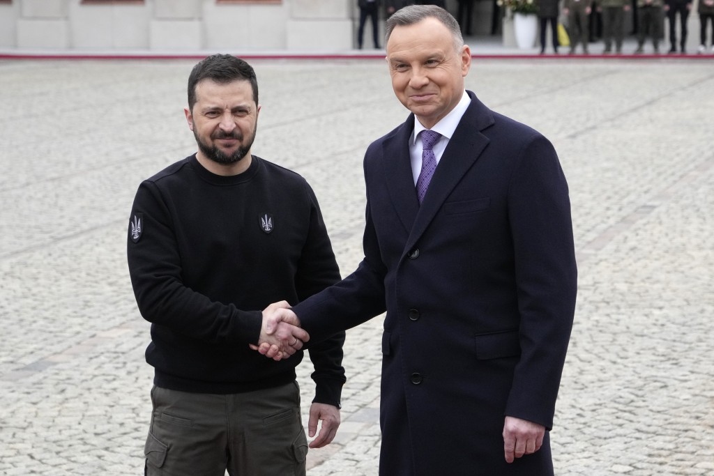 澤連斯基訪問波蘭，與波蘭總統杜達握手。AP