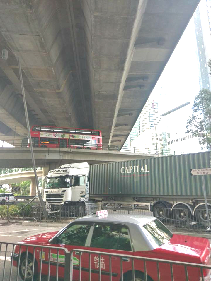 荔枝角道貨櫃車失事。黃達東區議員圖片