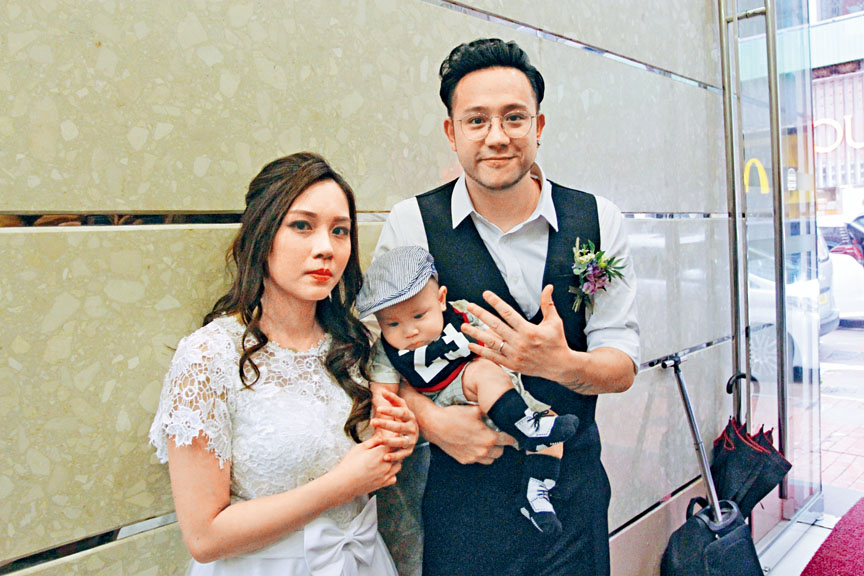 Steven与雯雯昨日到律师楼签纸，正式结为夫妻。