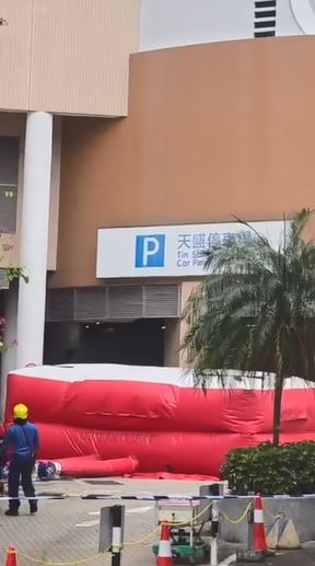消防在地面張開氣墊戒備。網上片段截圖