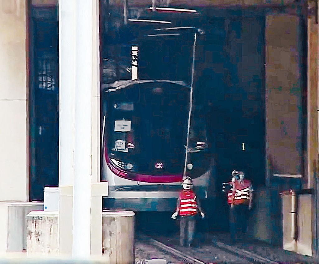 ■出事空載列車停在路軌上,工程人員在場搶修。