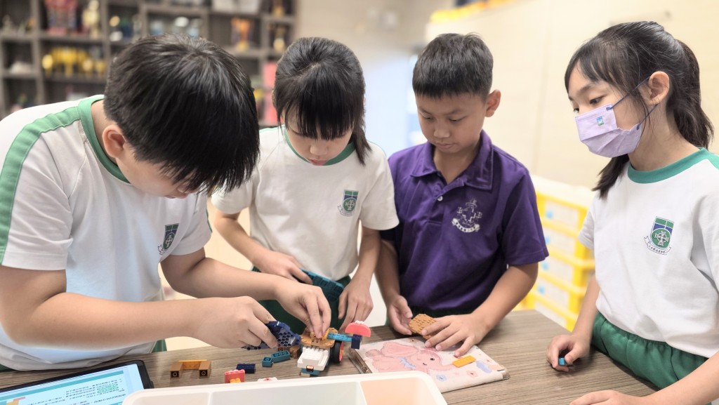 學生在常規課堂進行小組合作學習,熱烈討論編程與結構問題。(圖片來源:學校提供) 學生在常規課堂進行小組合作學習,熱烈討論編程與結構問題。(圖片來源:學校提供)