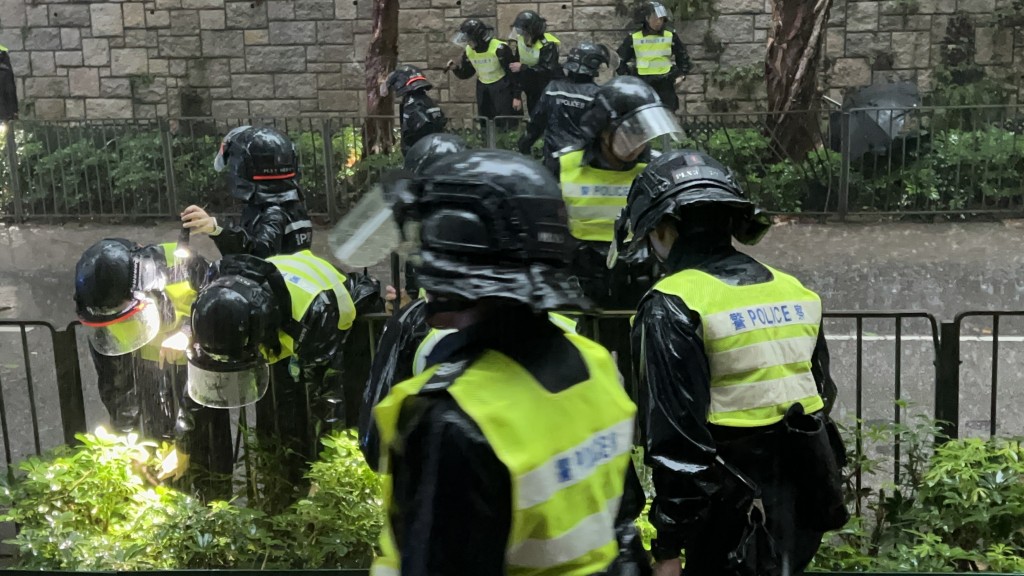 屍體上身與下身跌在不同花槽。蔡楚輝攝