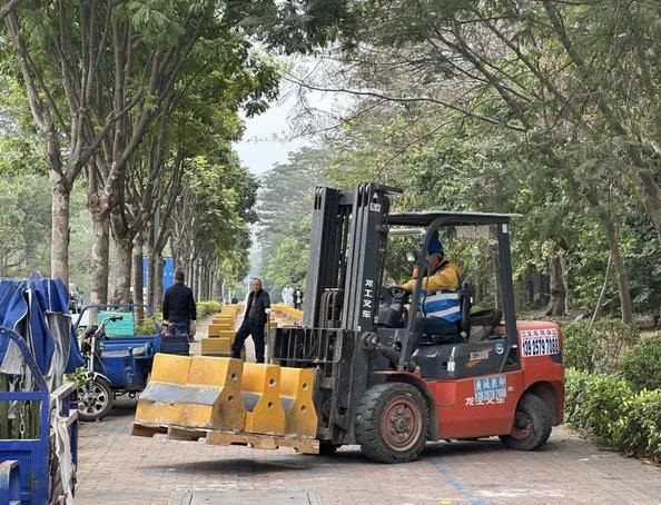 東莞有職校外行人路的石屎躉已被移除。