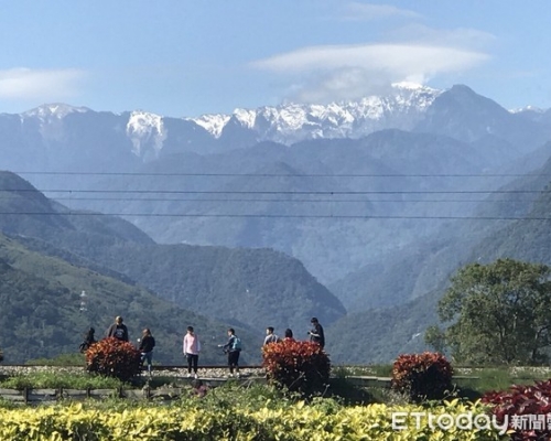 為了拍攝奇萊山群峰的雪景，花蓮一批市民竟冒險走入路軌，當時有一架列車急速駛過，驚險萬分。 網上圖片