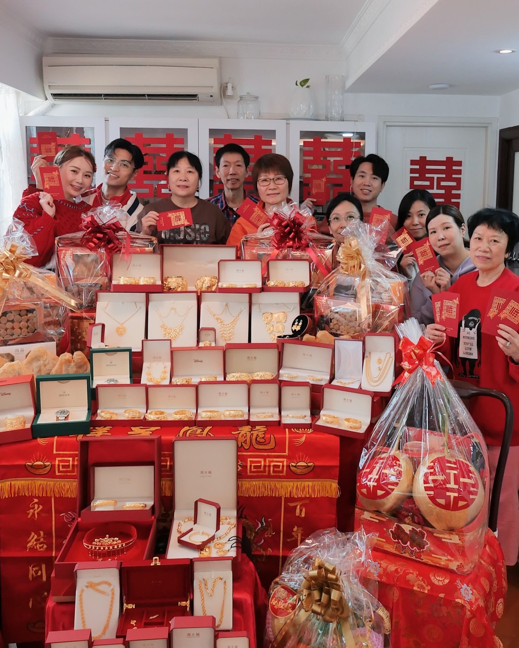 其餘海味、水果、禮餅、椰子等等堆放在廳上，幾乎放出門口，一眾親友都寸步難行，排場超級誇張。