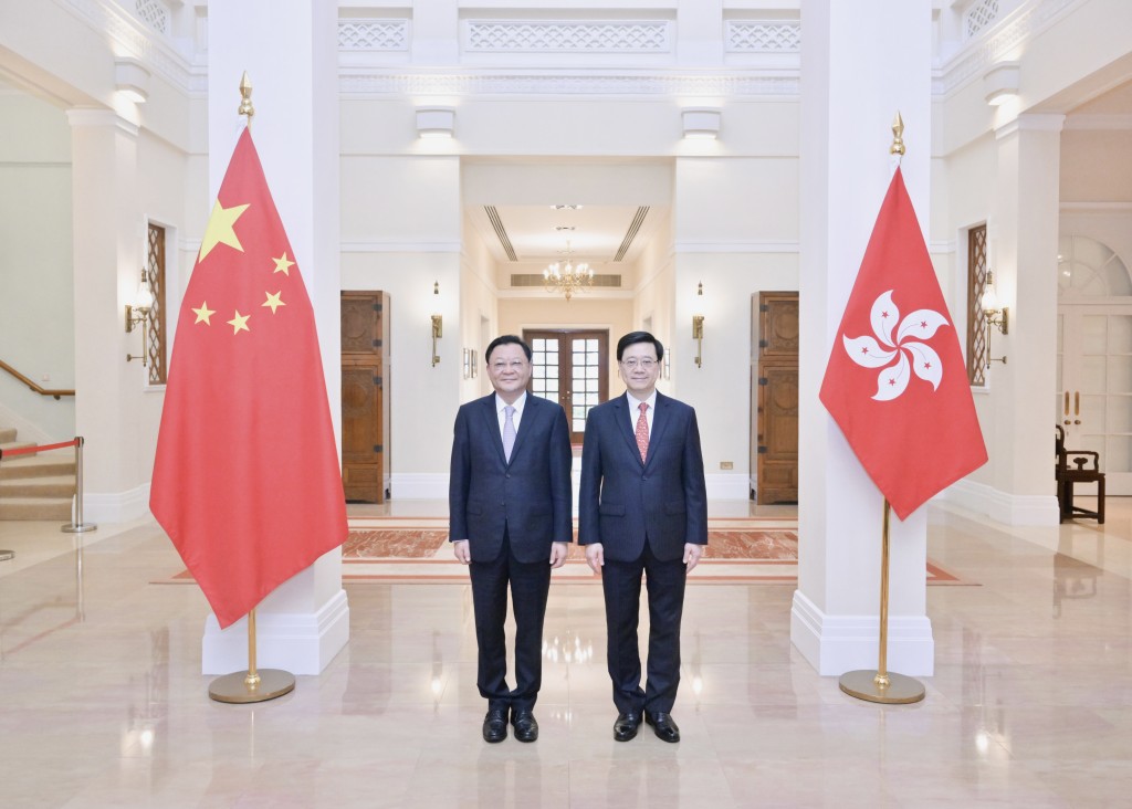 行政長官李家超(右)及廣東省省長王偉中(左)今日舉行粵港合作聯席會議。