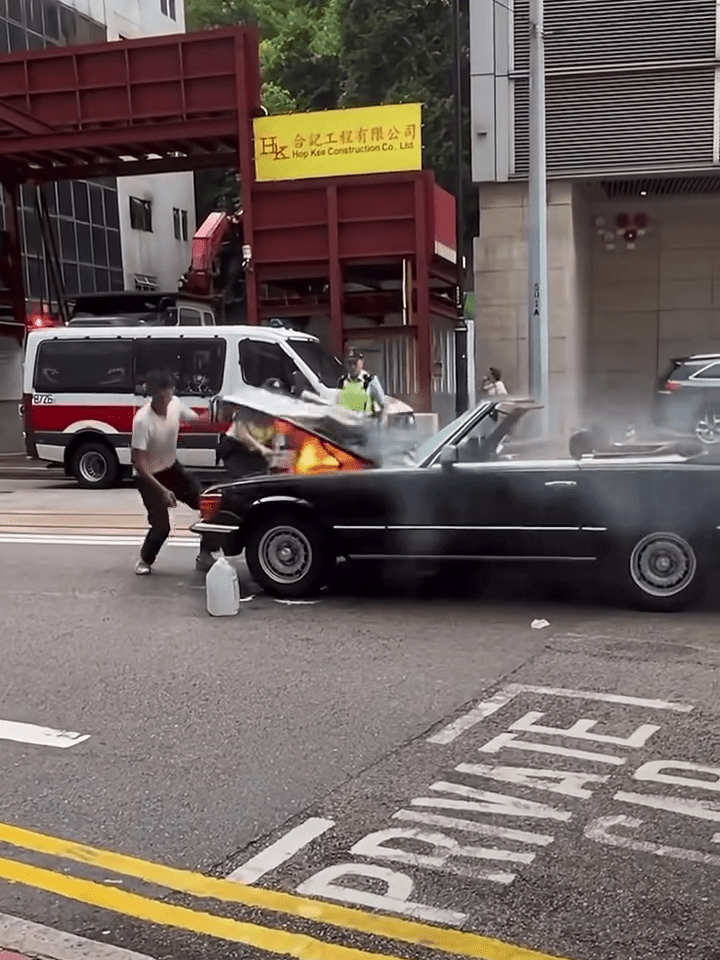 司機打開車頭蓋一刻火舌湧出。FB:馬路的事討論區 司機打開車頭蓋一刻火舌湧出。FB:馬路的事討論區