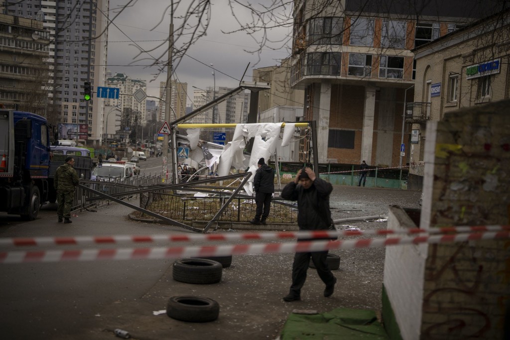 烏克蘭警方在基輔一處受空襲的地點調查。AP