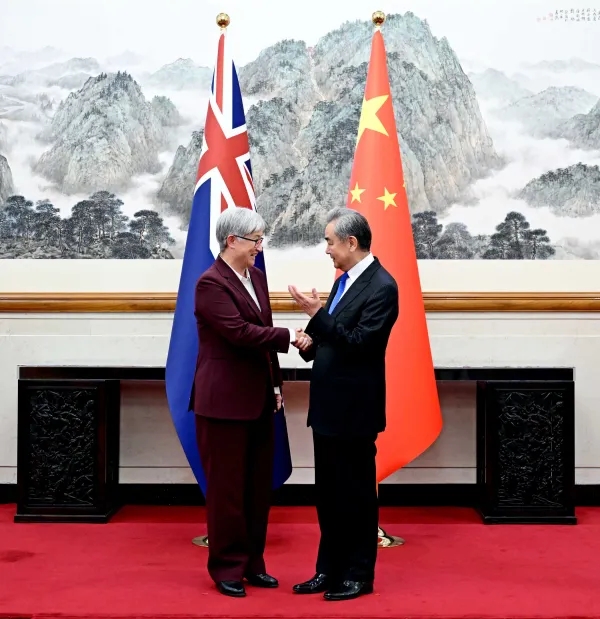 王毅同澳洲外长黄英贤举行战略对话。 中国外交部