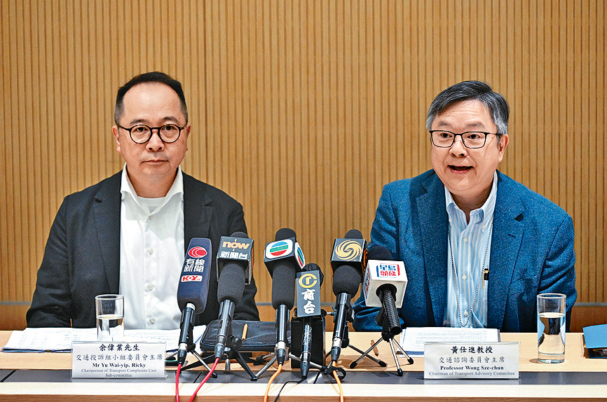 黄仕进（右）表示，交咨会相信以「一万松啲」作网约车发牌的起步点会较合适。