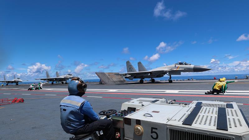 山東艦接續放飛艦載戰斗機。新華社圖片