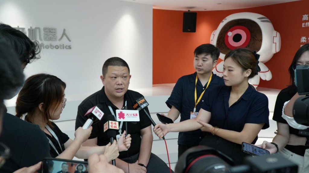 未來機器人（深圳）有限公司聯合創始人、CEO李陸洋接受深港澳媒體採訪。