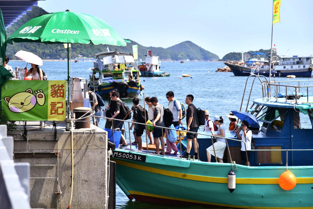 《星島》記者今日乘船到橋咀島，發現人流較以往少。
