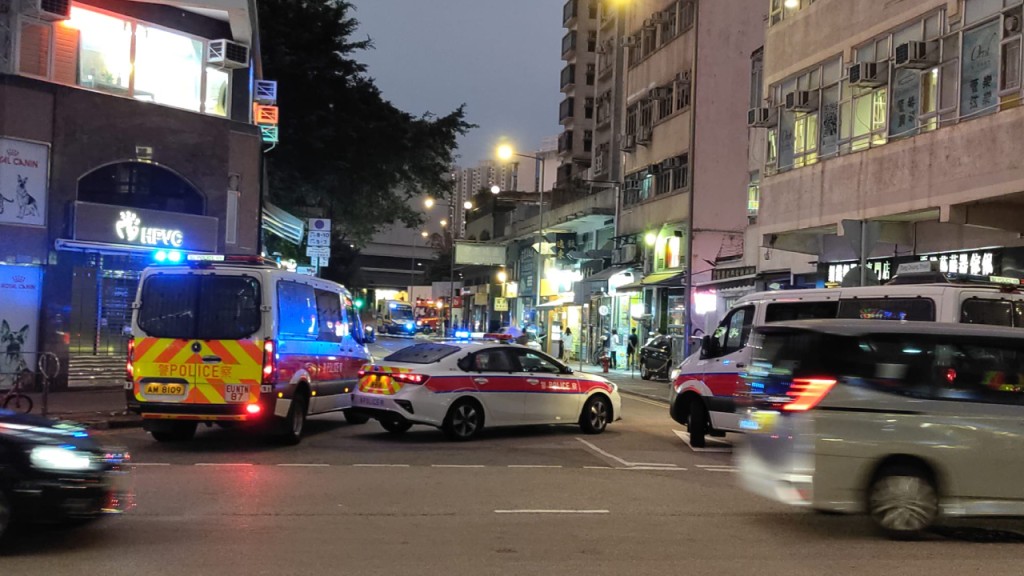 大埔女子高空扔玻璃樽被捕 警方一度封路。FB群組「大埔 TAI PO」
