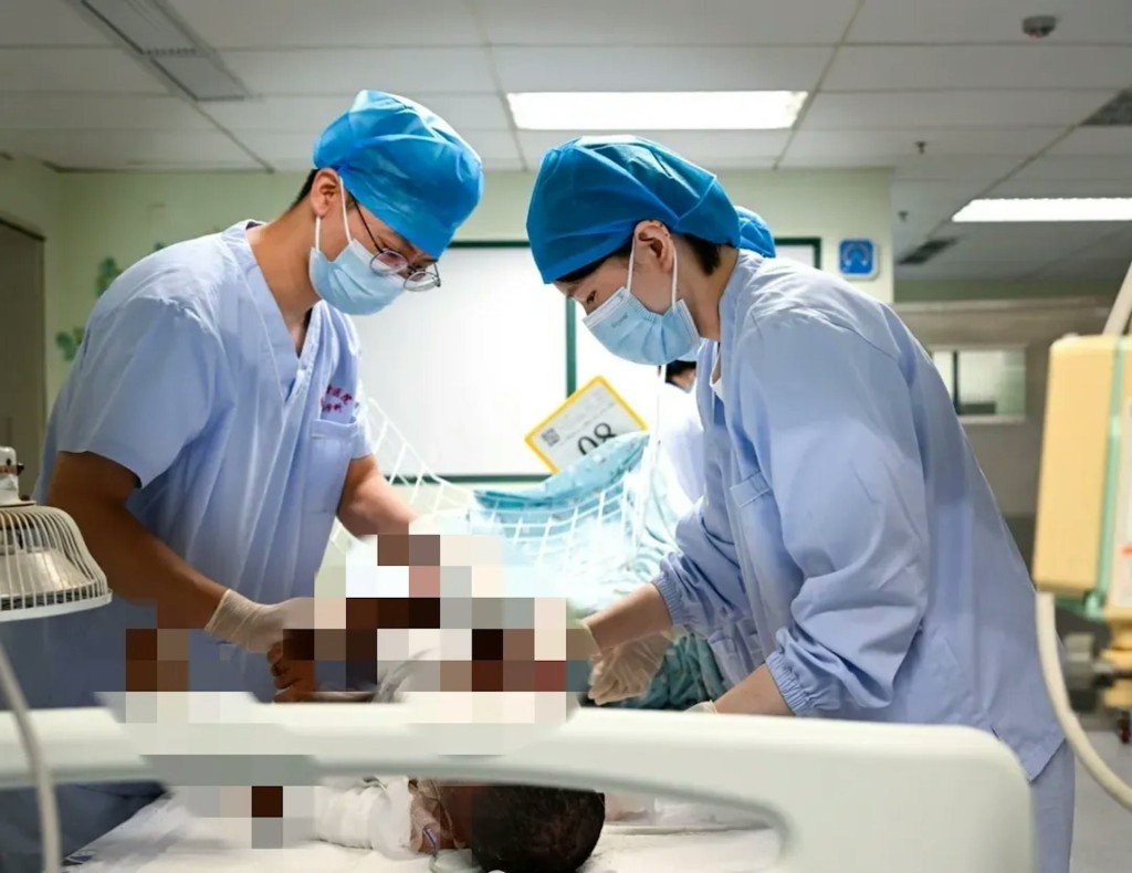 小輝因罕見的毒性表皮壞死溶解症，全身八成皮膚剝落。極目新聞
