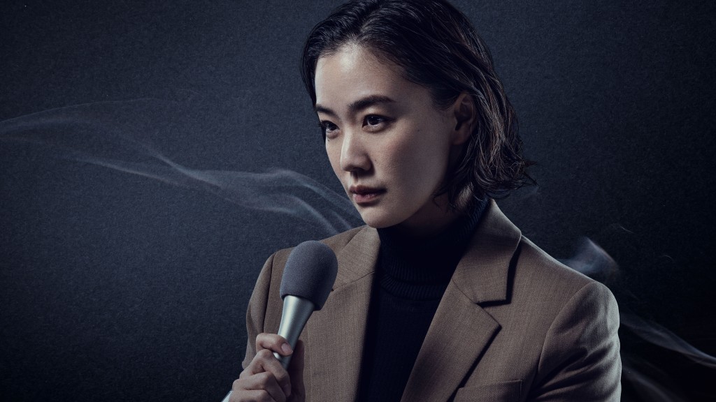 蒼井優飾演記者。