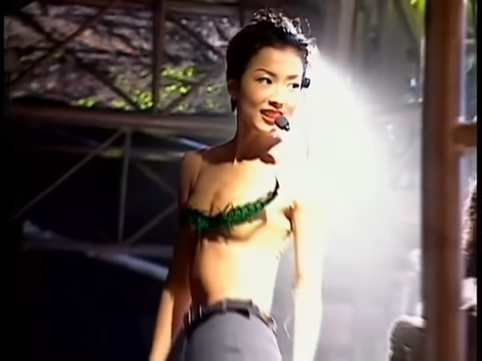 郑秀文在1997年演唱会试过一条羽毛造型，至今依然相当前卫！