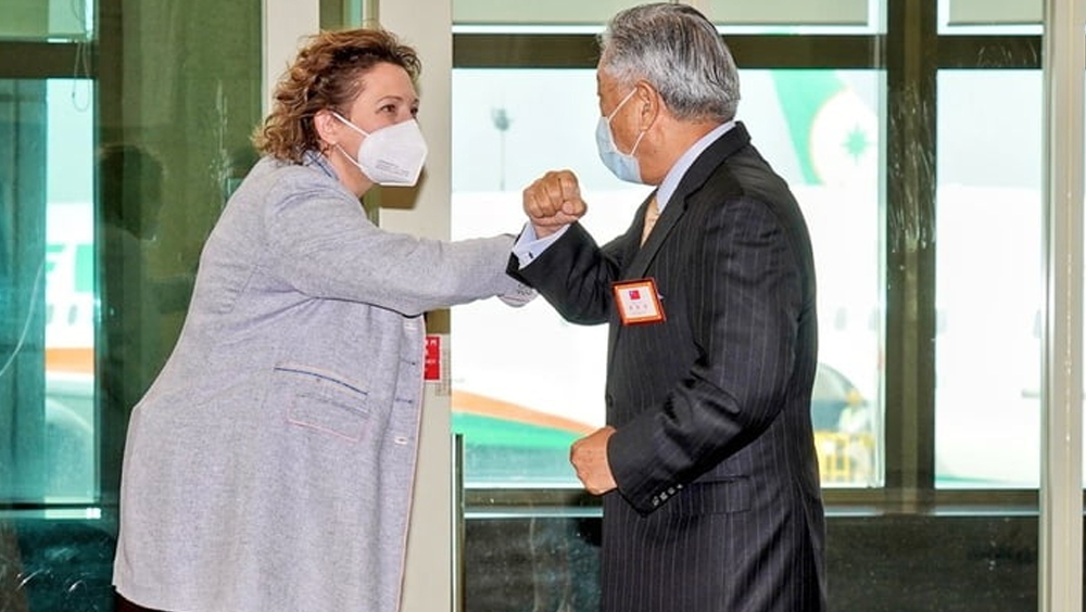 歐洲議會副議長畢爾(左)訪台,台灣外交部政務次長田中光(右)接機。
