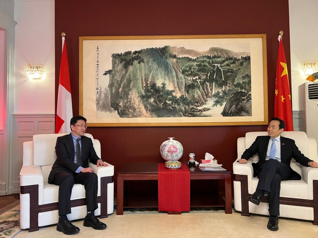 孙东拜会中国驻瑞士大使王世廷（右），并向他介绍香港创科发展的最新情况。政府新闻署图片