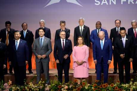 國家主席習近平（左）與美國總統拜登（右二）等多國領導人上周四攝於三藩市APEC峰會場地。美聯社